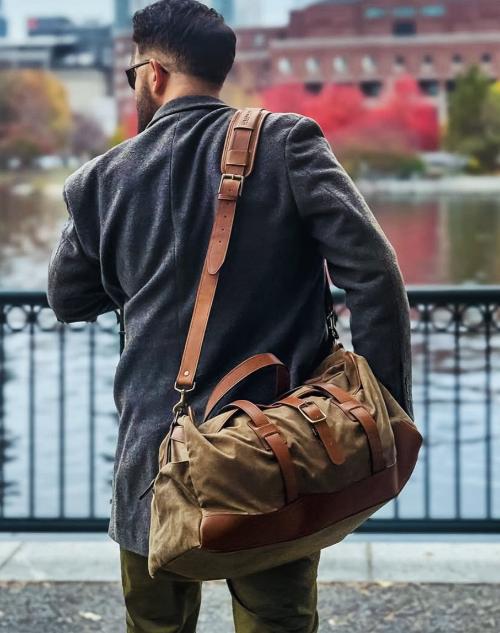 Olive The waxed canvas Flynn is ideal for leisure or business travel. At 20", it is designed to fit comfortably in overhead compartments. The Flynn waxed canvas duffel bag is handcrafted with water-resistant waxed canvas and includes a removable, adjustable leather shoulder strap.