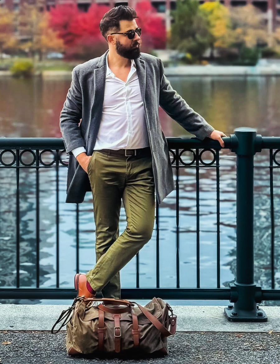 Olive The waxed canvas Flynn is ideal for leisure or business travel. At 20", it is designed to fit comfortably in overhead compartments. The Flynn waxed canvas duffel bag is handcrafted with water-resistant waxed canvas and includes a removable, adjustable leather shoulder strap.